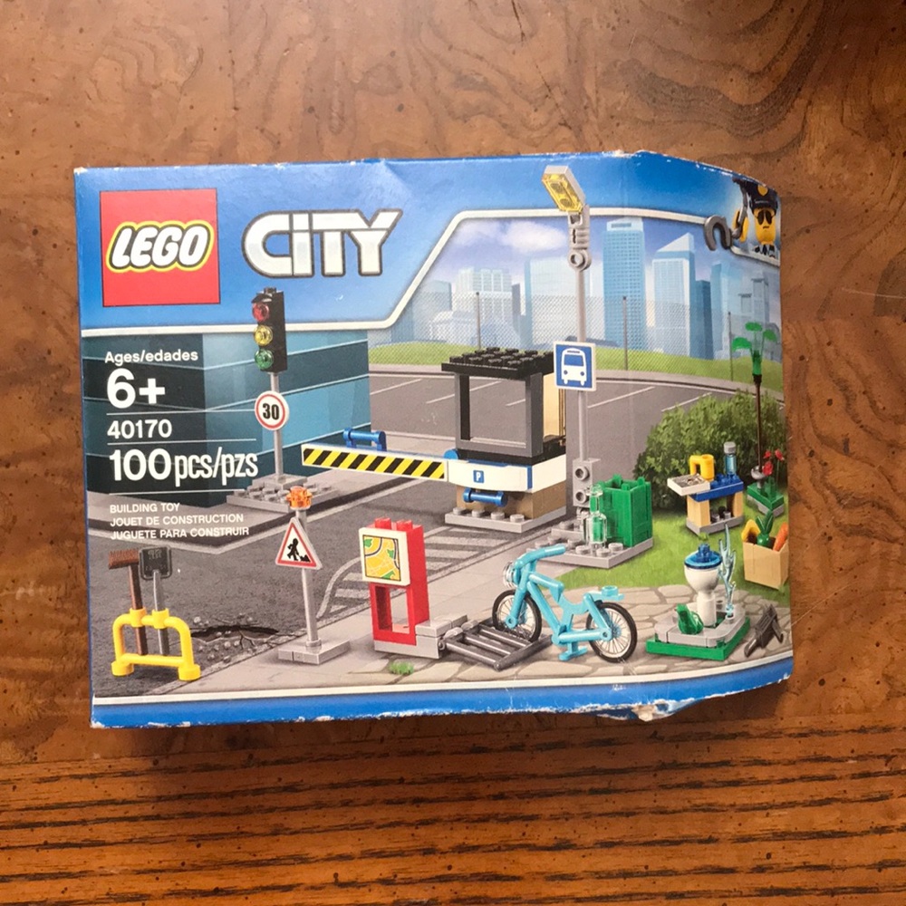 LEGO CITY Build My City Accessory Set (40170) NEW and Sealed Shelf Wear